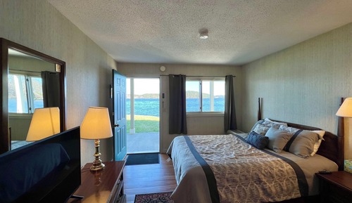 Deluxe - Single Queen, Lake View, First Floor