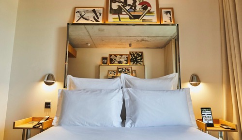 Connecting Room