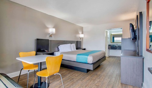 Deluxe Room, 1 King Bed, Non Smoking, Refrigerator & Microwave