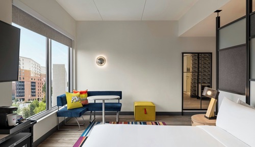 Room, 1 King Bed, Balcony (Corner)