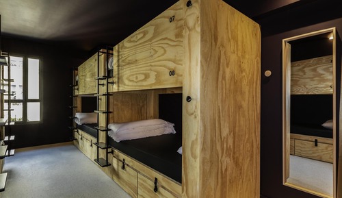 Chambre privée de 8 personnes avec salle de bains partagée