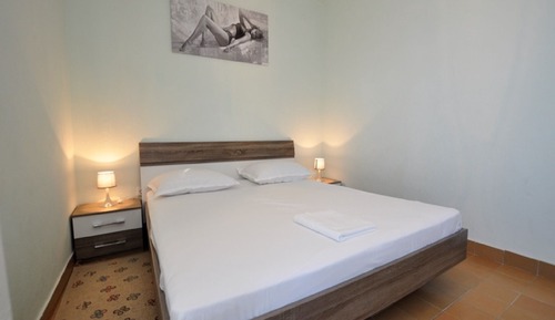 Apartment (One-Bedroom Apartment -Terrace and Se)