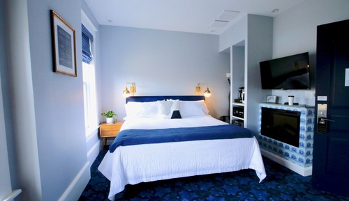 Standard Room, 1 King Bed (105)