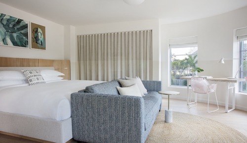 Premium Room, 1 King Bed, Roll-in Shower (Communications Accessible)