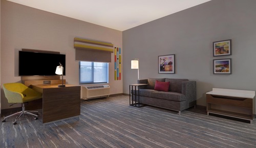 Basic Studio, 1 King Bed (Roll-In Shower)