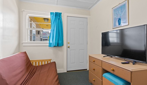2 Bedroom Suite with Kitchenette (1 Double Bed, 1 Futon)