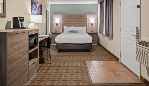 Room 611 - Queen Deluxe