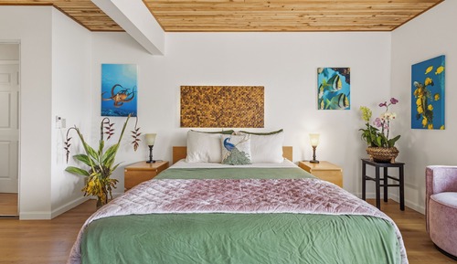 Makani Room - 1 bedroom with Kitchenette, Pool Side with Ocean View - Main House