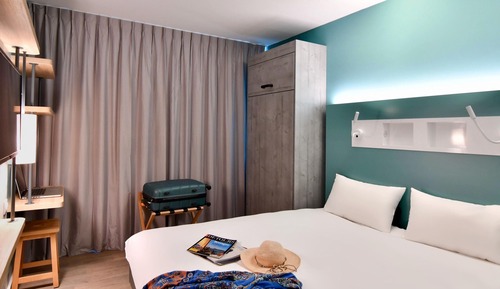 Double bedroom, 1 double bed and 1 cupboard bed