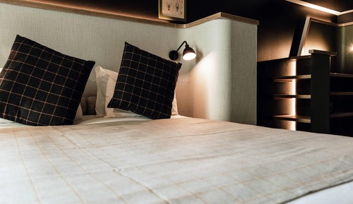 Comfort Room, Balcony (1 Queen Bed and 2 Single Beds)