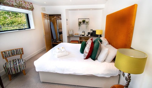 Standard Room, 1 King Bed, Courtyard View