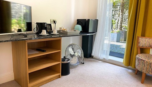 Standard Room, 1 King Bed, Courtyard View