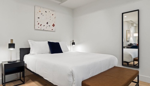 Premier Studio, 1 Queen Bed (Self Check-in with Virtual Front Desk)