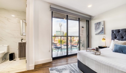 Elegant Apartment with Balcony