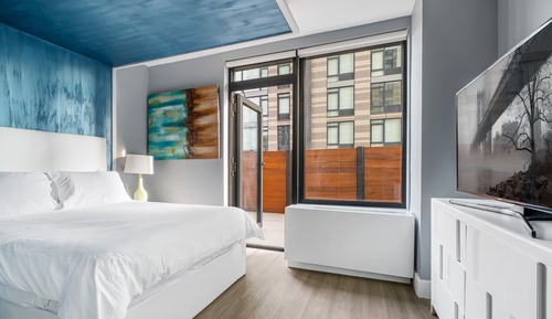 Deluxe Studio Suite, 1 Queen Bed, Balcony