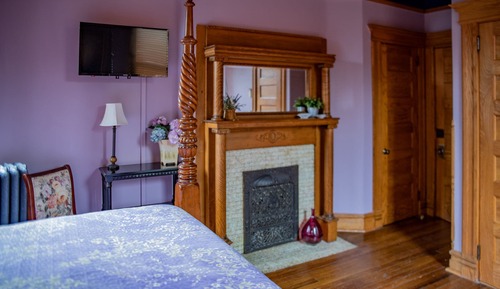 The Meadow Room (King with Bathtub) Main House