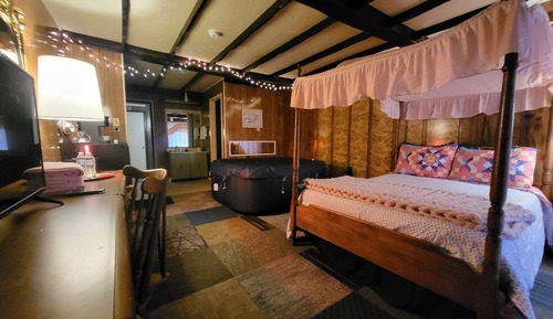 Hot tub spa room with full size bed (ADULTS ONLY)