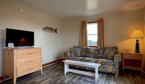 Queen Suite with Pool View