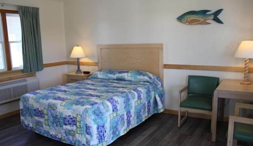 Queen Suite with Pool View