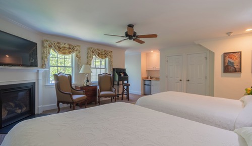 2 Queen Beds, Fireplace