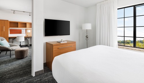 Suite, 1 Bedroom (Mobility/Hearing Access, Transf Shwr)