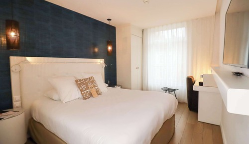 Deluxe Room, 1 Queen Bed, Non Smoking (with Single Sofabed)