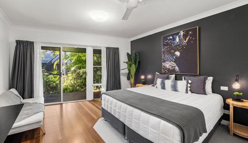 Standard Room, 1 King Bed, Mobility Accessible, Garden View