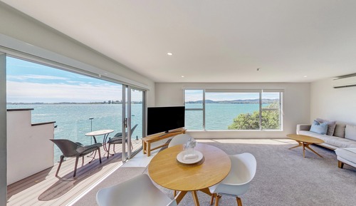 King Bed Waterfront Upstairs Apartment