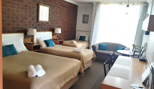 Family Room (1 Queen bed and 2 Single beds)