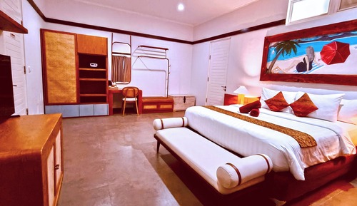 Deluxe Double Room, 1 King Bed, Poolside
