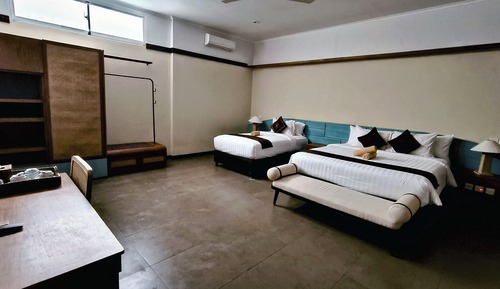 Deluxe Triple Room, Poolside