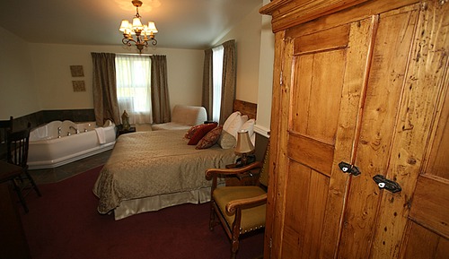 Room with 1 Queen Bed and 1 Sofa Bed (6-Course Dinner & Hot Tub Included)