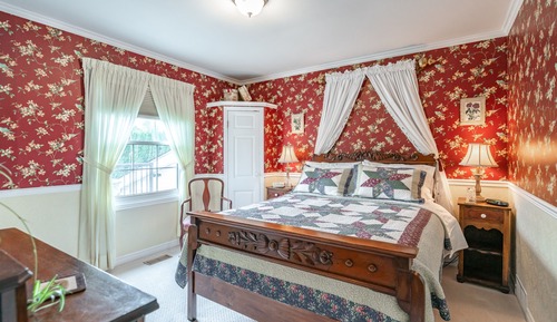 Traditional Room, 1 Queen Bed, Balcony, Garden View