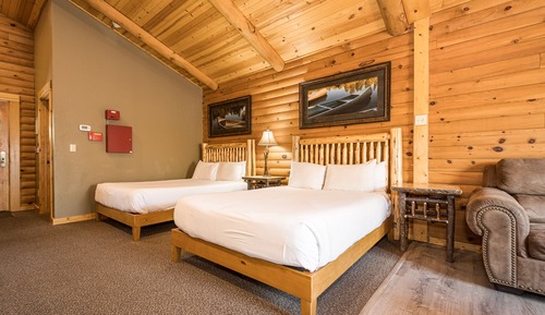 C 51L - Comfort Cabin, 2 Queen Beds, Pet Friendly, Mountainside (May hear neighbors)