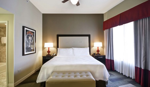 Suite, Accessible, Bathtub (Mobility & Hearing)