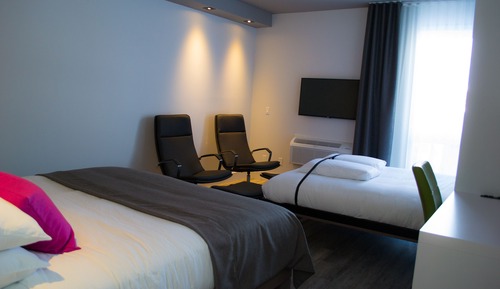 Urban Room, 1 King bed and 1 Murphy Bed