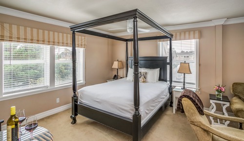 Cannon Beach Hotel - Deluxe Queen (Not pet or child friendly)