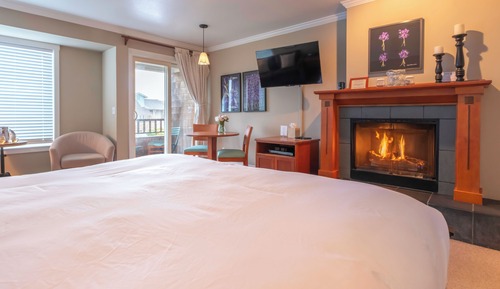The Courtyard - Haystack King (Pet and child friendly)