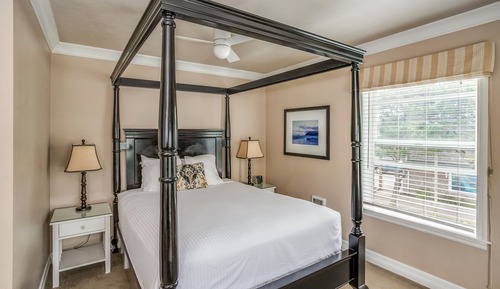 Cannon Beach Hotel - Premier Queen (Not pet or child friendly)