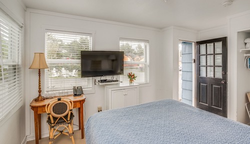 McBee Cottage - Cozy Queen (Pet and child friendly)