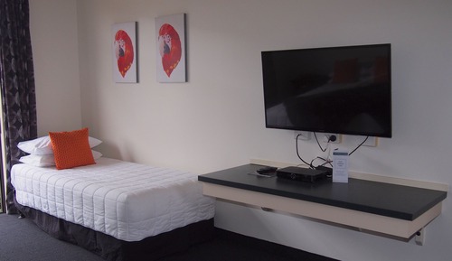 Twin Room (Queen and 1 Single)