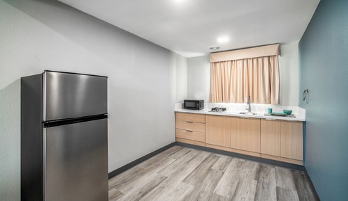 Deluxe Studio Suite, 1 King Bed, Kitchenette