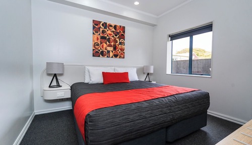 2 Bedrooms Family Suite with Walk-In Shower (Downstairs)