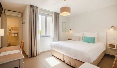 Room, Garden View