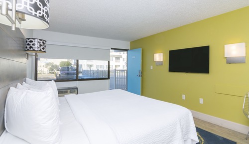 Beach House Dewey King Bed Room