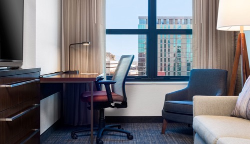 Suite, 2 Bedrooms (Mobility/Hearing Access, Roll-in Shwr)