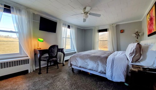 Private Bathroom to Fiddler On The Roof - 1 King Bed, Private Bathroom