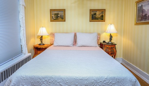 Country Room - 1 Queen Bed, Private Bathroom