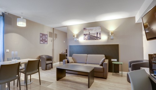 BUSINESS SUITE (DOUBLE BED AND SOFA BED)