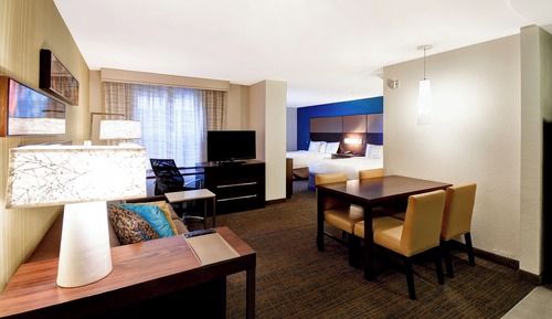 Suite, 2 Bedrooms (Mobility/Hearing Access, Roll-In Shwr)